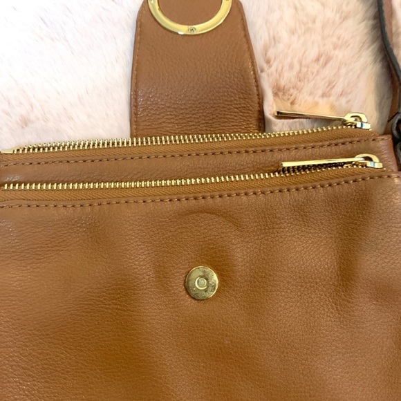 Michael Kors Crossbody Tan Leather and Gold - Picture 3 of 8